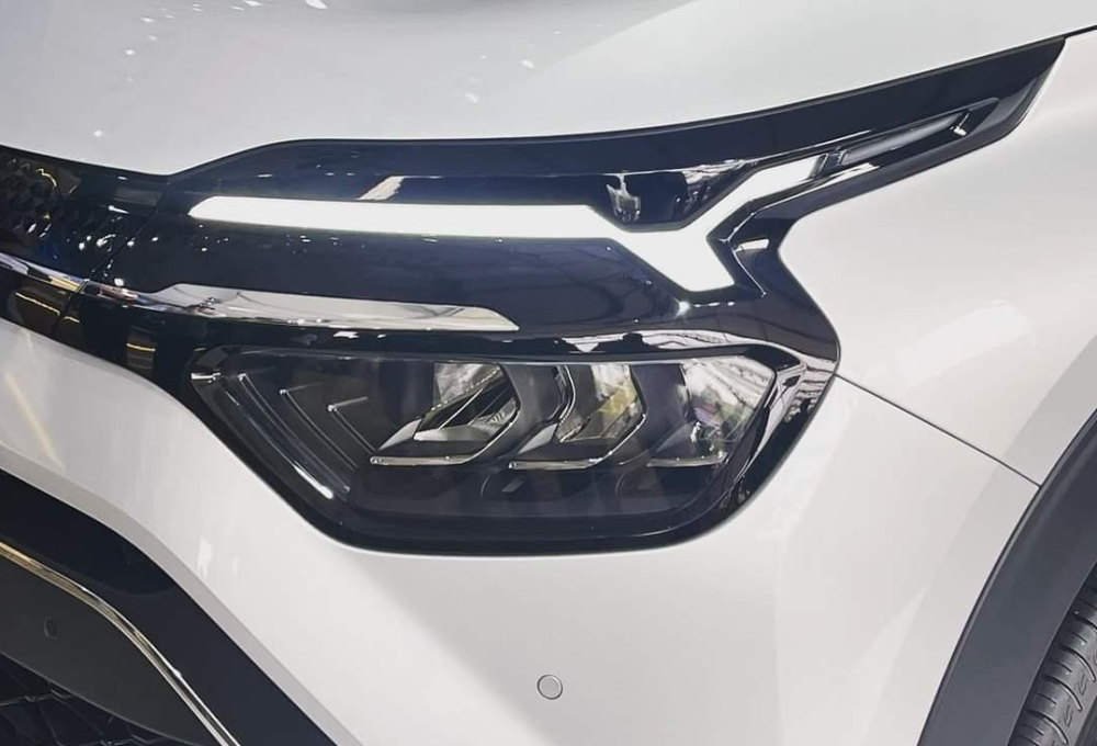 Hệ thống đèn 2 tầng trên đầu xe của Kia Carens 2022