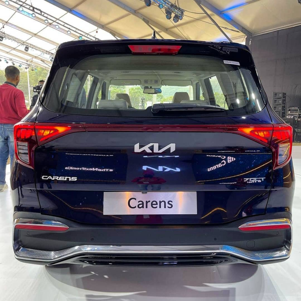 Kia Carens 2022 nhìn từ phía sau