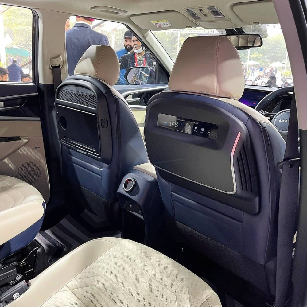 Kia Carens 2022 có bàn gấp trên lưng ghế trước