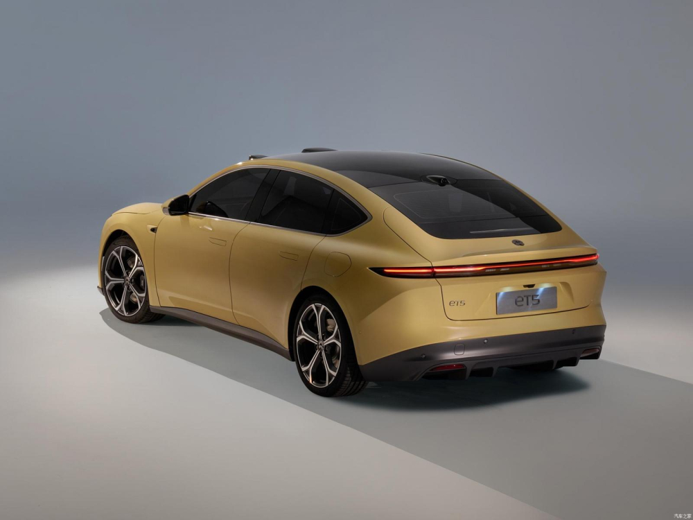 Nio ET5 2022 nh&igrave;n từ ph&iacute;a sau