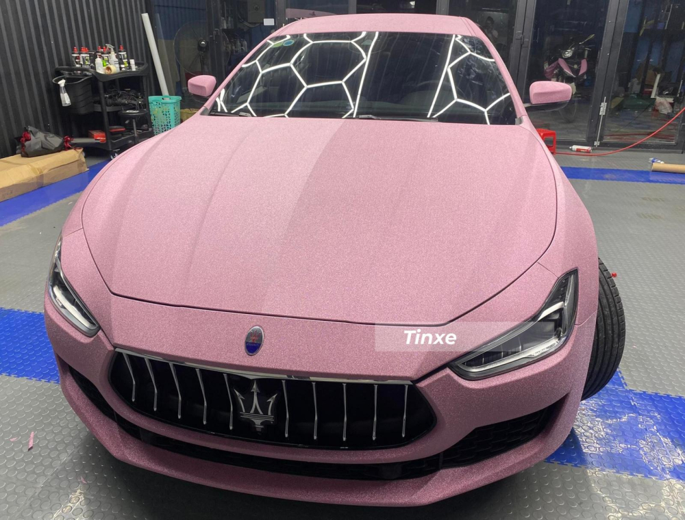 Nhìn trực diện xe Maserati Ghibli mới lên áo hồng kim tuyến rất nổi bật