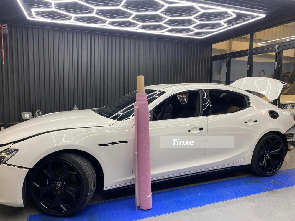 Chủ xe diện áo mới cho Maserati Ghibli để đón Noel, màu sắc không thể nổi bật hơn nữa