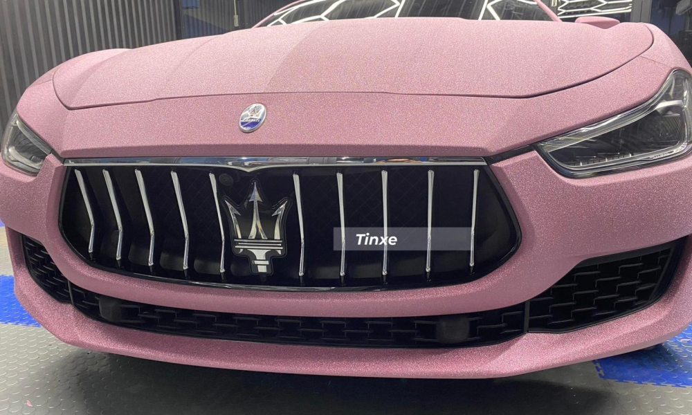 Bộ ao được chủ nhân chiếc xe Maserati Ghibli này lựa chọn là hồng kim tuyến