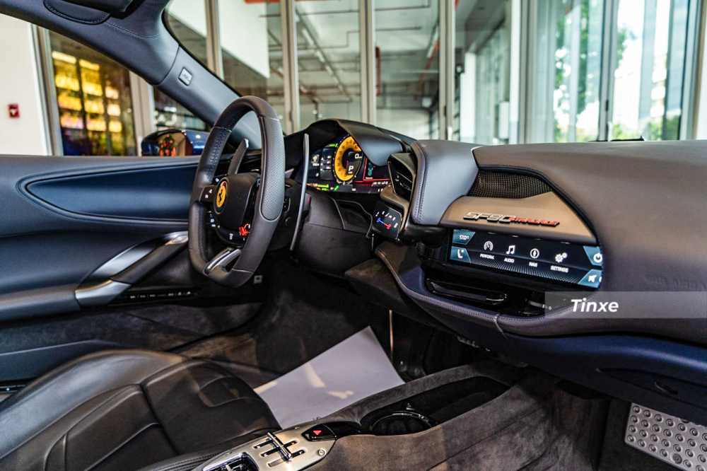 Cách bố trí khoang lái của xe SF90 Stradale rất khác biệt so với những ngựa chồm trước đó