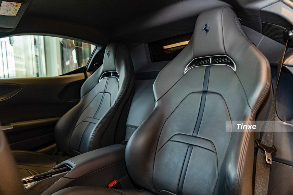 Ghế ngồi chiếc xe Ferrari SF90 Stradale mới về nước dạng tiêu chuẩn