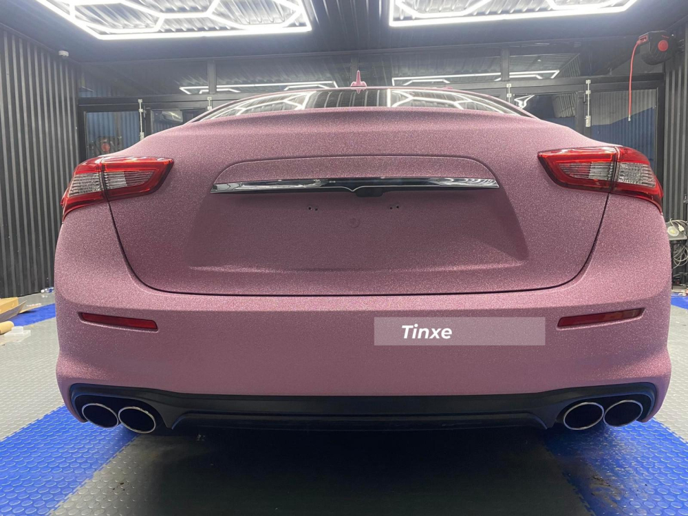 Maserati Ghibli sau khi lên bộ áo màu hồng kim tuyến nhìn rất nổi bật