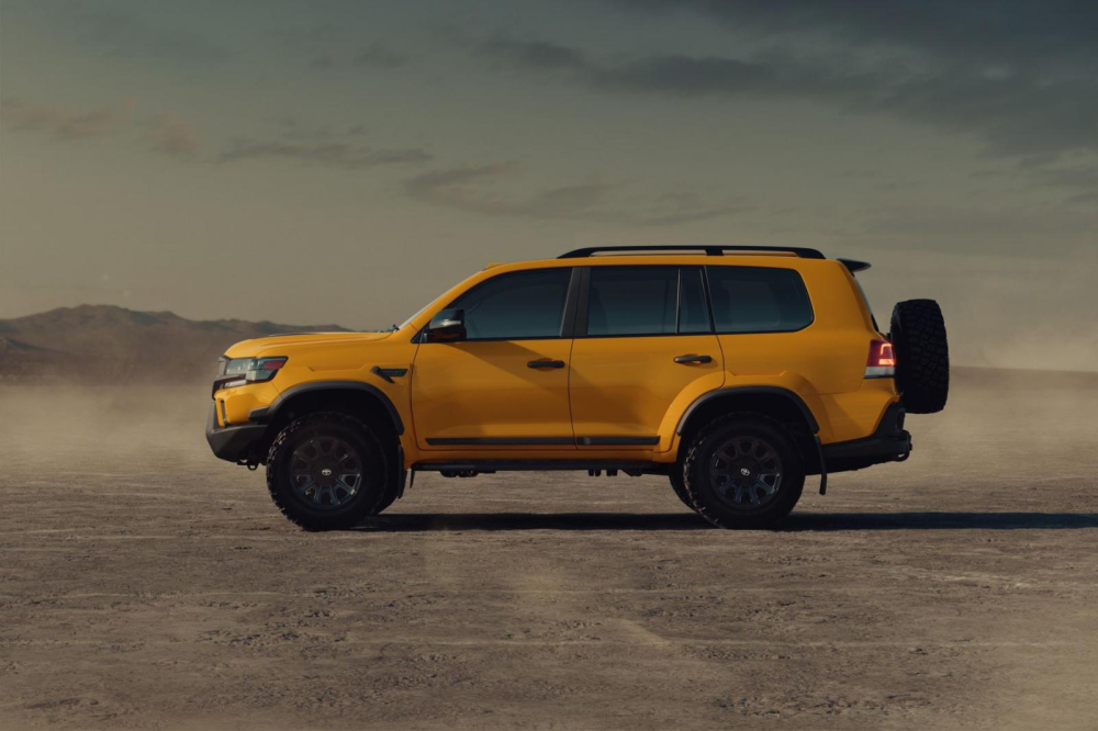 Phía bên của Toyota Land Cruiser 200 Expedition