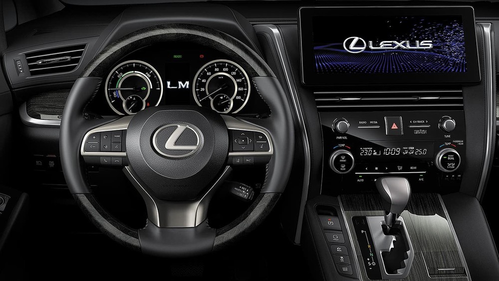 Khoang lái của Lexus LM 2021 tại Việt Nam
