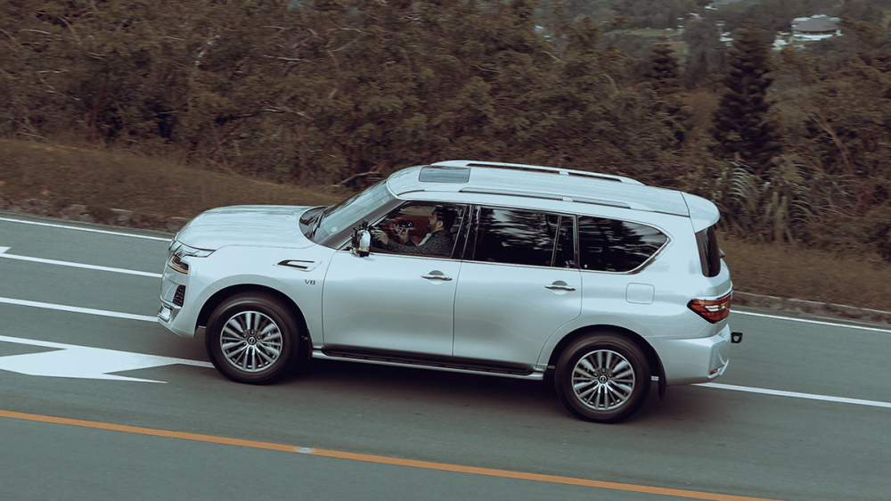 Nissan Patrol 2022 c&oacute; k&iacute;ch thước lớn hơn đ&aacute;ng kể so với Toyota Land Cruiser