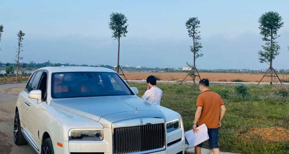 Chiếc Rolls-Royce Cullinan này có màu trắng và nắp capô bạc