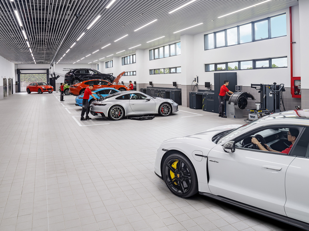 Porsche Center Saigon mới nâng cao năng lực dịch vụ hậu mãi với khu vực xưởng chất lượng cao.