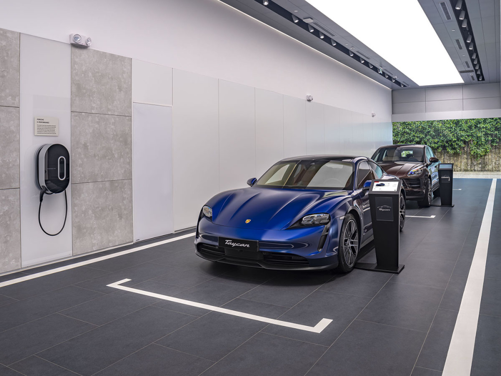 Khu vực sạc điện dành riêng cho Porsche Taycan.