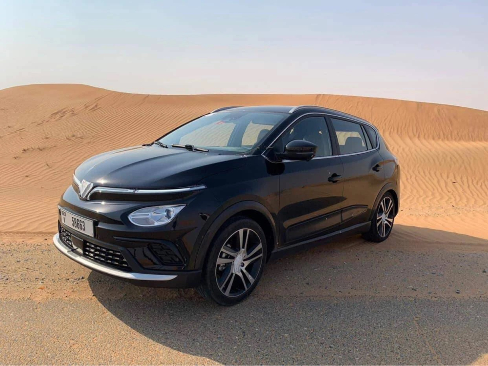 VinFast VF e34 bất ngờ xuất hiện tại đồi cát ở Dubai.