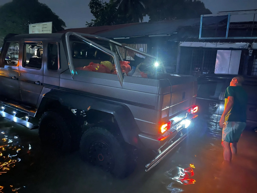 SUV khủng long Brabus G700 6x6 giá 17,4 tỷ đồng được dùng để đi cứu trợ nạn nhân lũ lụt