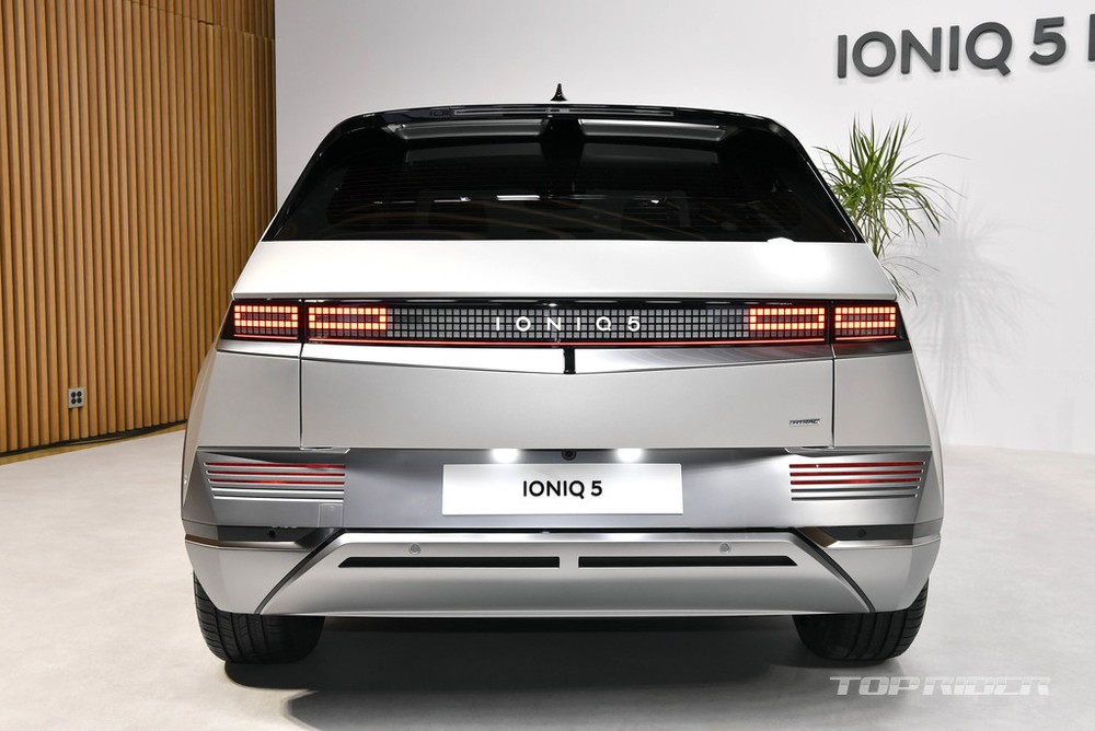 Đ&egrave;n hậu của Hyundai Ioniq 5 cũng c&oacute; thiết kế điểm ảnh như đ&egrave;n pha