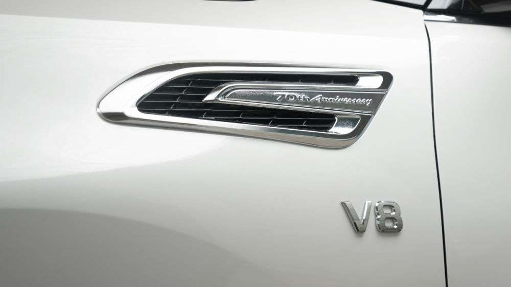 Logo 70th Anniversary ở khe gió trên chắn bùn trước của Nissan Patrol phiên bản đặc biệt