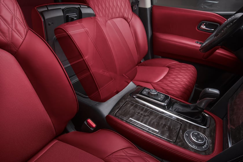 Nissan Patrol 70th Anniversary Edition được trang bị nội thất bọc da màu đỏ rượu