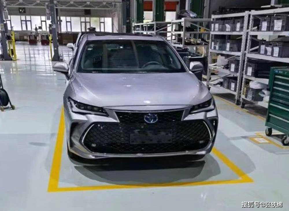 Toyota Avalon 2022 với lưới tản nhiệt dạng mắt lưới màu đen