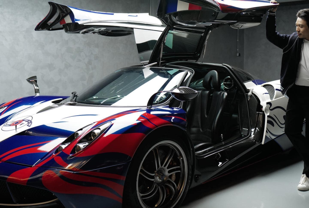 Minh Nhựa là người tiên phong mang xe hypercar về Việt Nam với Bugatti Veyron và gần đây là Pagani Huayra