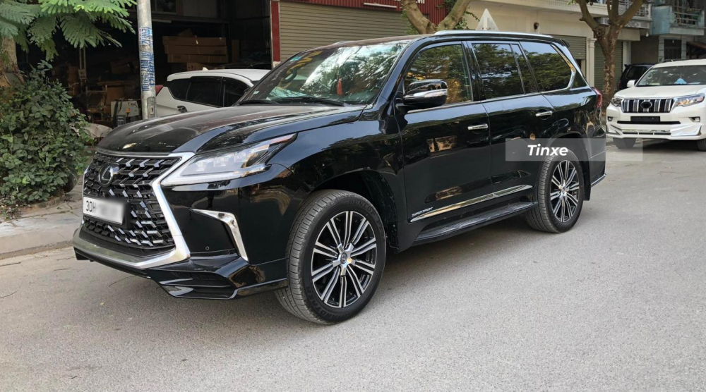 Ngoại thất xe được lột xác hoàn toàn không chỉ body kit mà còn các chi tiết khác như đèn pha và đèn hậu LED, mâm 21 inch đa chấu và tay nắm cửa