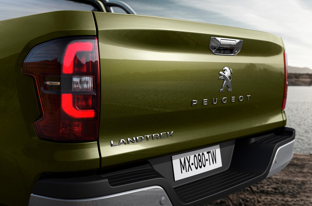 Peugeot Landtrek có 2 tùy chọn động cơ xăng và diesel