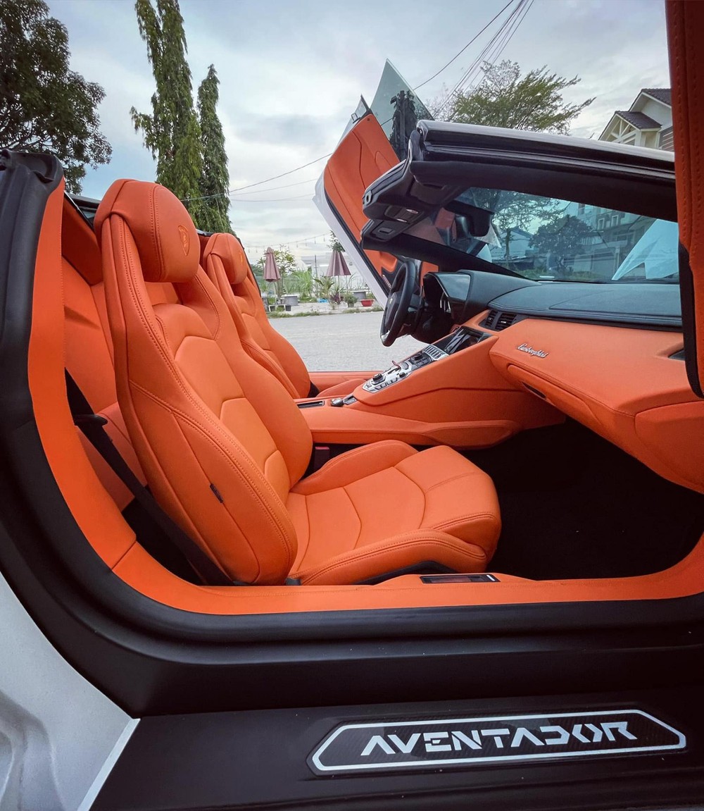 Nội thất xe được bọc da màu cam Nội thất xe được bọc da màu cam