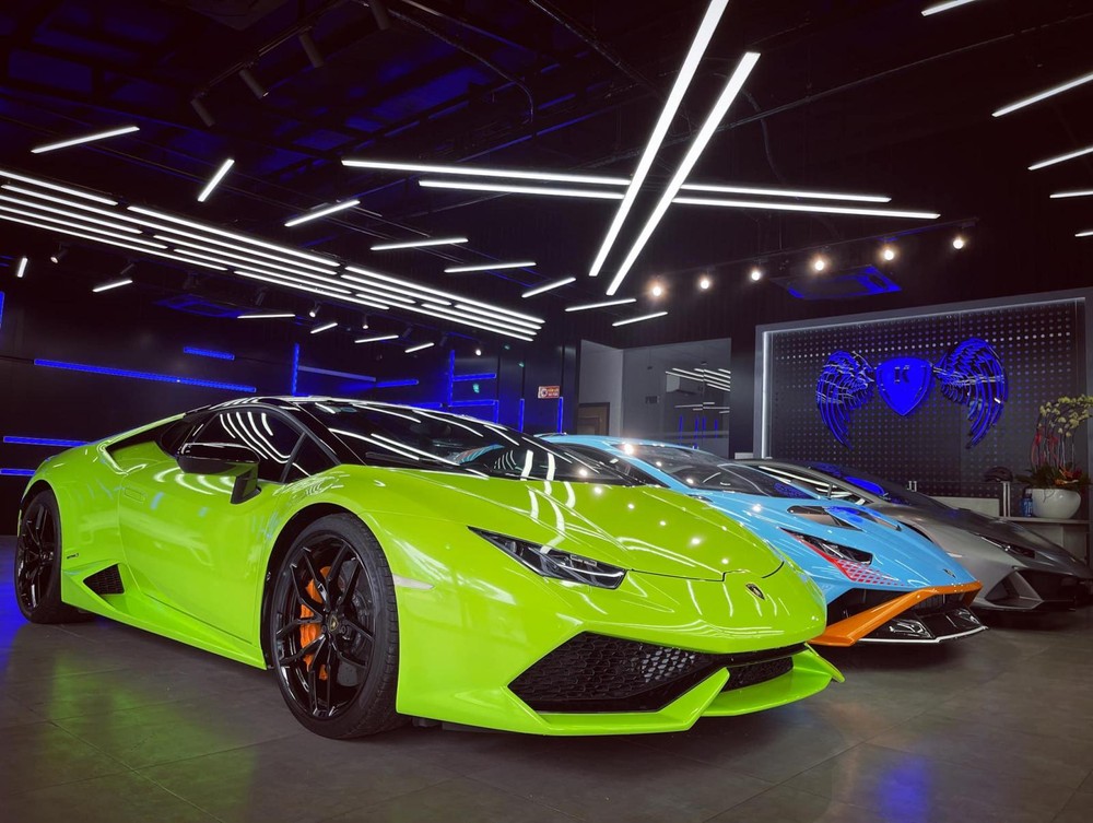Chiếc siêu xe Lamborghini Huracan lúc còn ở trong showroom có Lamborghini Huracan STO hay Lamborghini Huracan EVO Chiếc siêu xe Lamborghini Huracan lúc còn ở trong showroom có Lamborghini Huracan STO hay Lamborghini Huracan EVO