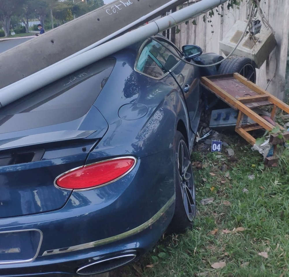 Vụ tai nạn n&agrave;y kh&ocirc;ng chỉ khiến phần đầu xe Bentley Continental GT hư hỏng m&agrave; trục b&aacute;nh trước c&ograve;n c&oacute; dấu hiệu bị g&atilde;y