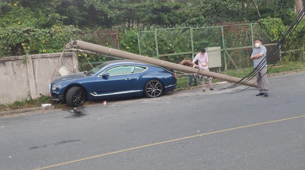 H&igrave;nh ảnh chụp hiện trường vụ tai nạn của xe Bentley Continental GT tại quận 7 v&agrave;o chiều qua