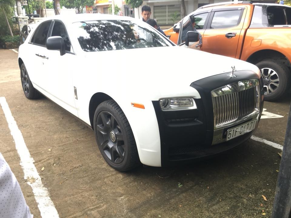 Đặng Lê Nguyên Vũ từng sở hữu 2 chiếc xe siêu sang Rolls-Royce Ghost với phong cách không đụng hàng khi được khoác áo trắng-đen