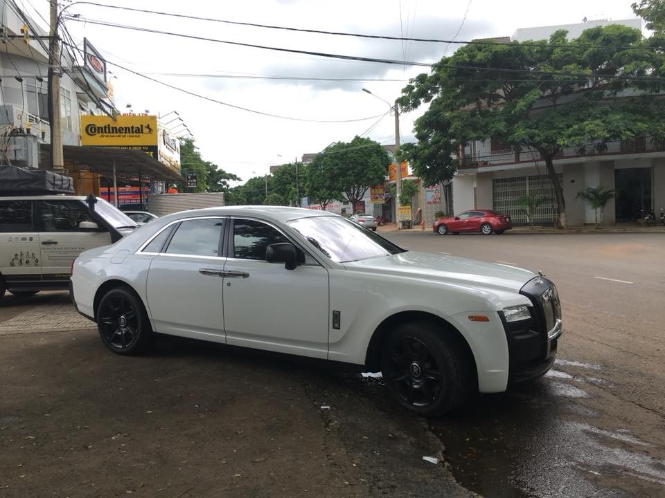 Chiếc xe siêu sang Rolls-Royce Ghost này được dán bộ mâm đen mờ, còn xe bị xẹp bóng hơi có mâm bạc