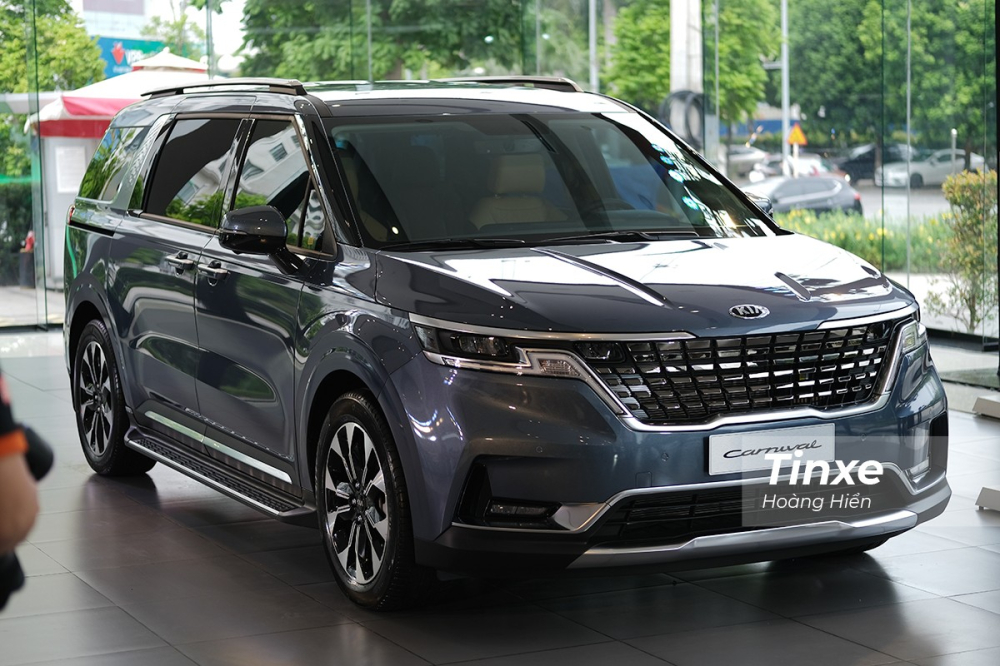 Kia Carnival l&uacute;c mới ra mắt Việt Nam v&agrave;o đầu th&aacute;ng 10/2021 vẫn sử dụng logo Kia cũ.