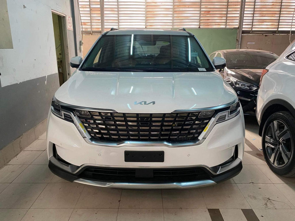 L&ocirc; h&agrave;ng tới của Kia Carnival 2022 sẽ được trang bị logo mới ở phần đầu v&agrave; đu&ocirc;i xe...