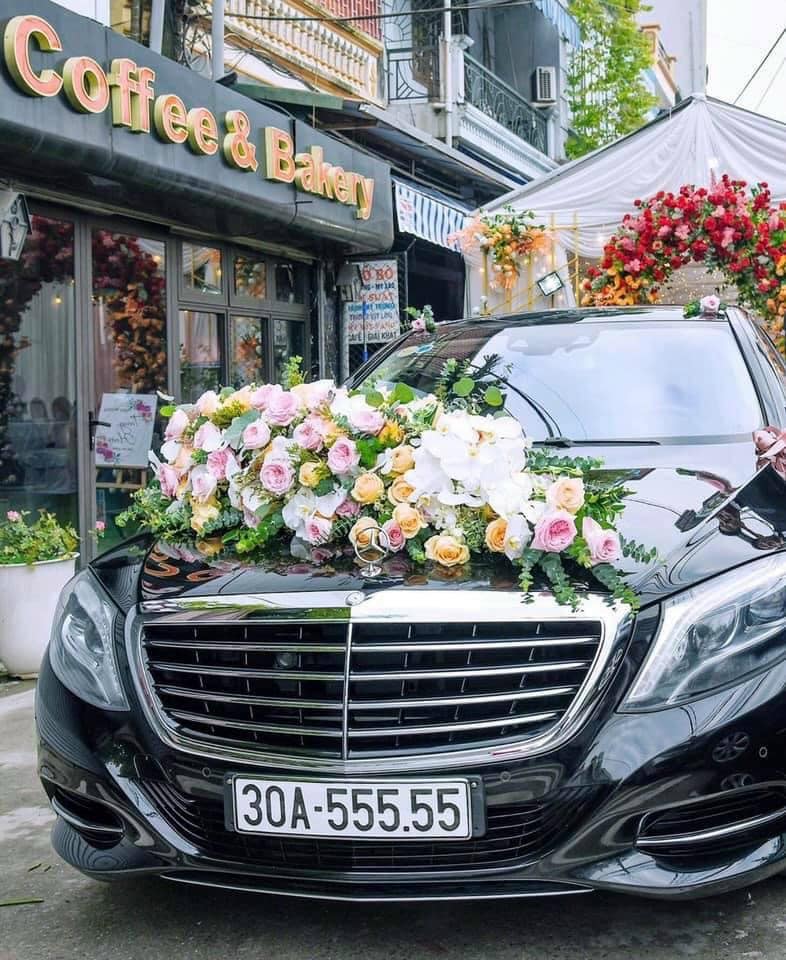Và dân mạng phát hiện ra rằng có một chiếc xe sang Mercedes-Benz S500 cũng đeo biển số y hệt.
