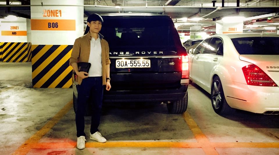 Ông chủ chuỗi cầm đồ lớn nhất Việt Nam chia sẻ hình ảnh chụp cùng xe Range Rover biển ngũ quý 5