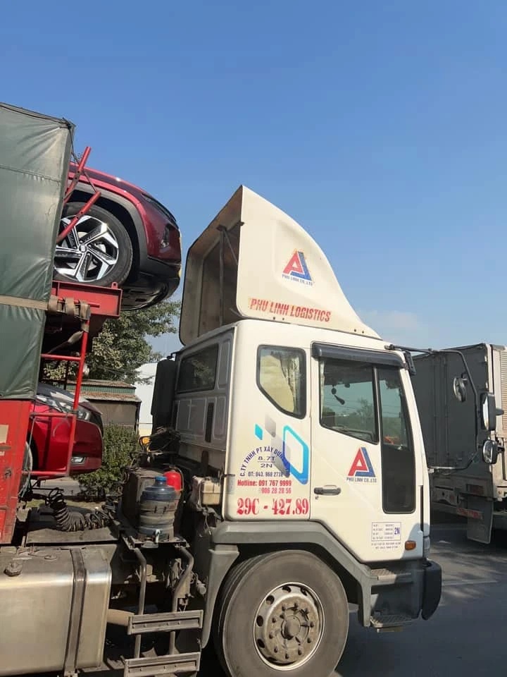 Những chiếc xe lạ được vận chuyển về đại l&yacute; Hyundai, tuy chỉ để lộ bộ m&acirc;m nhưng kh&ocirc;ng kh&oacute; để nhận ra đ&acirc;y ch&iacute;nh l&agrave; Tucson mới.