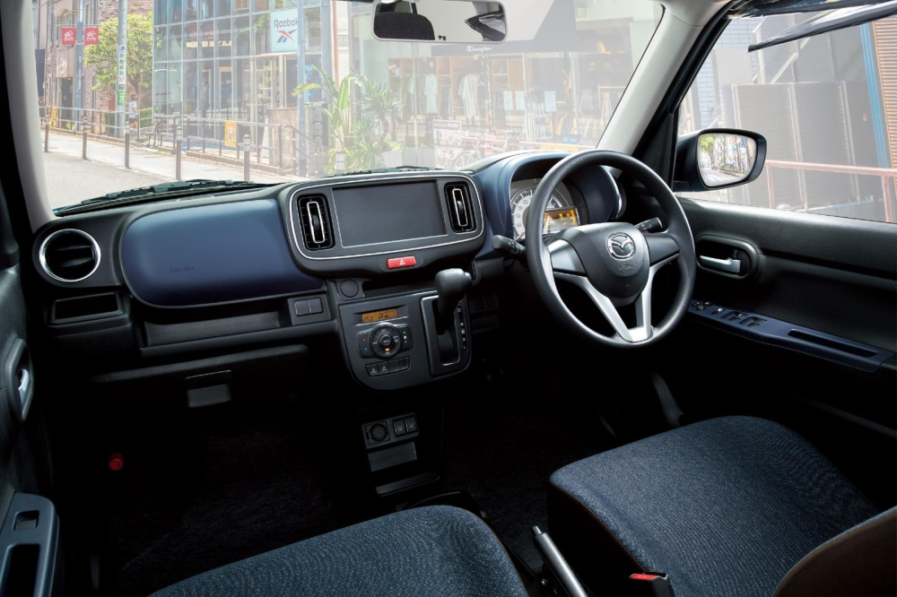 Nội thất 4 chỗ bên trong Mazda Carol 2022