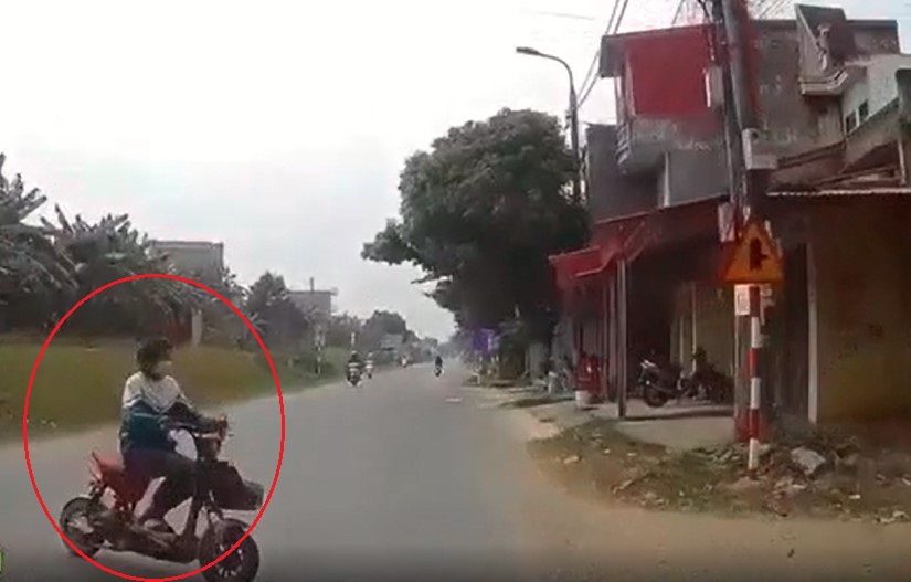 Nữ sinh sang đường khuất tầm nhìn, bị ô tô tông văng