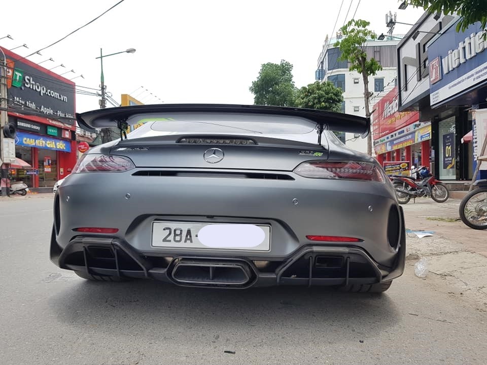 Mercedes-AMG GT R Pro nhìn từ phía sau xe