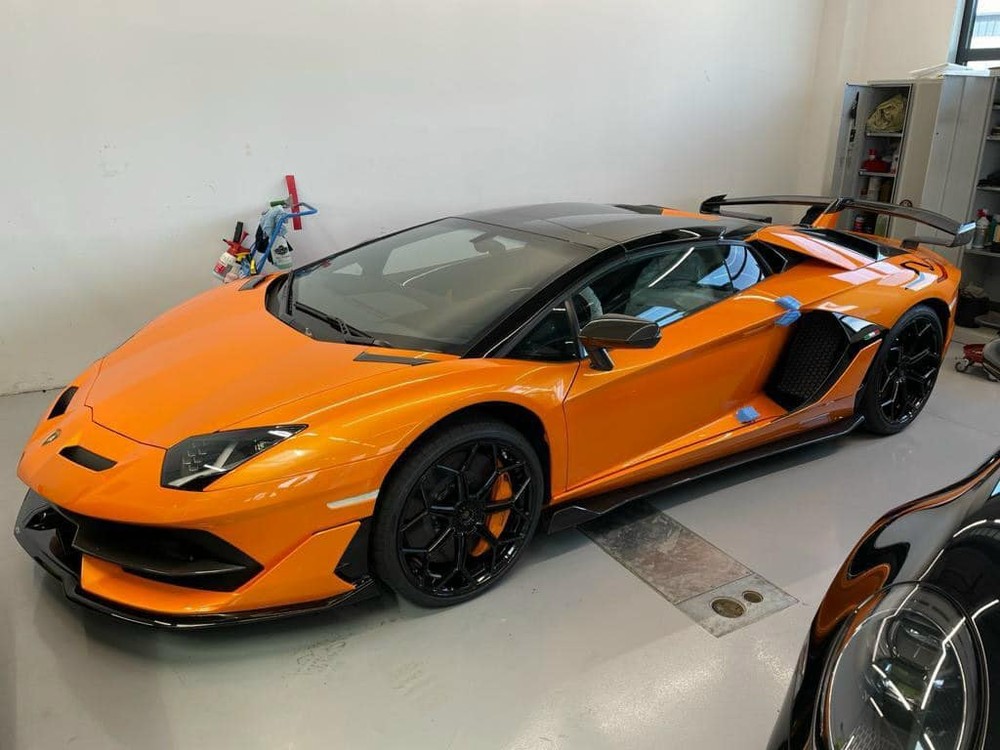 Hình ảnh chiếc xe Lamborghini Aventador SVJ mui trần mới về nước lúc ở nước ngoài