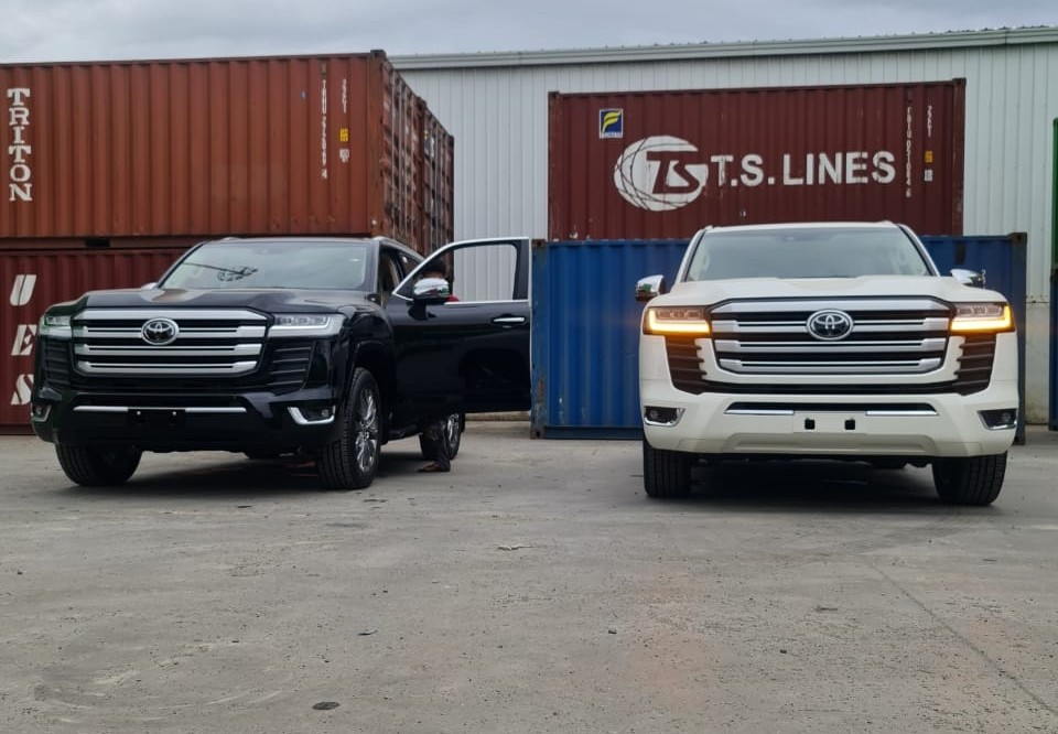 Hình ảnh cặp đôi xe Toyota Land Cruiser 2022 với màu đen và trắng