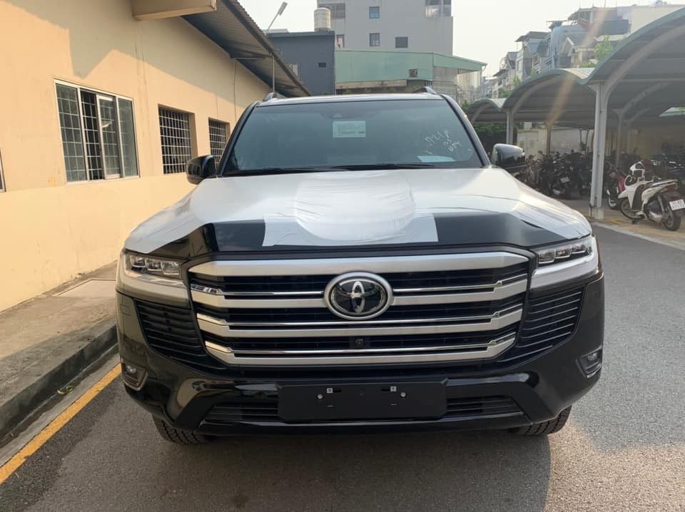 Thiết kế của một chiếc xe Toyota Land Cruiser thế hệ mới g&acirc;y ấn tượng với đ&egrave;n pha LED v&agrave; dải đ&egrave;n LED rất c&aacute; t&iacute;nh