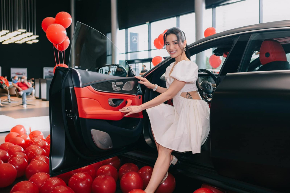 Xe có ngoại thất đen nhám và nội thất màu đỏ