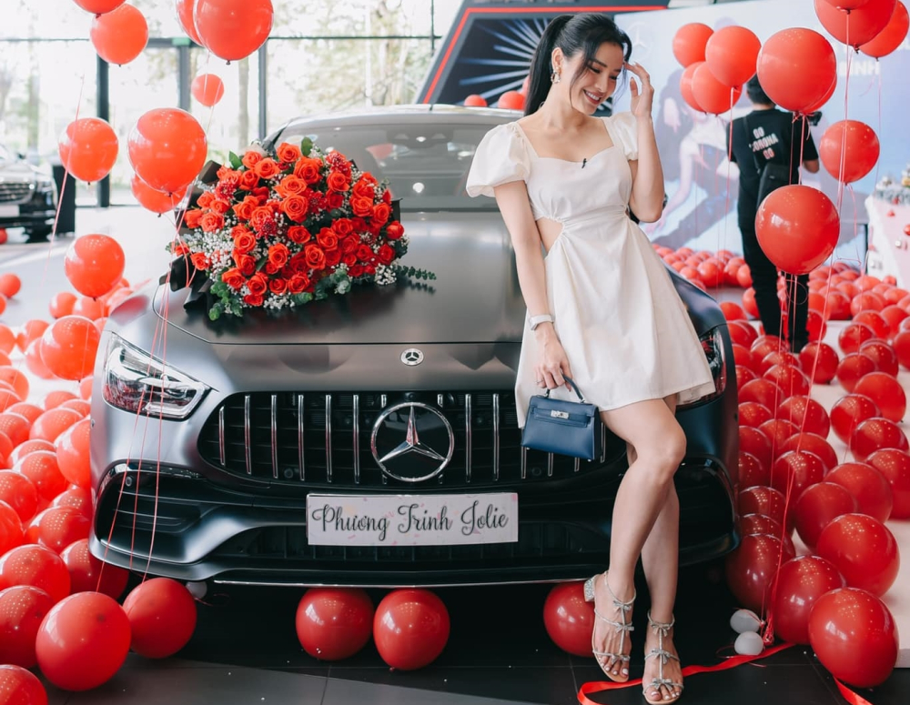 Phương Trinh Jolie trong ngày nhận bàn giao xe Mercedes-AMG GT 53