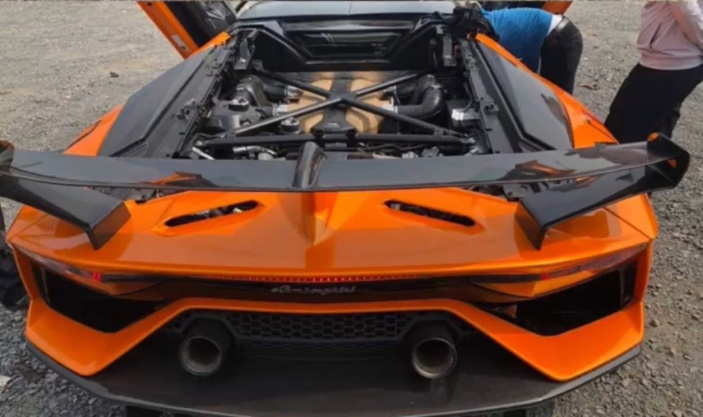 Nắp khoang động cơ của xe Lamborghini Aventador SVJ Roadster có thể tháo rời ra