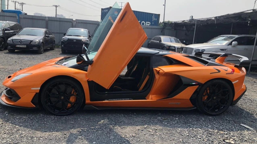 Chiếc siêu xe mui trần Lamborghini Aventador SVJ Roadster mới về nước có màu cam