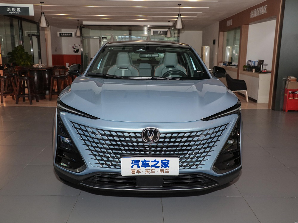 Changan Uni-T sở hữu thiết kế đầu xe kh&aacute; ấn tượng với lưới tản nhiệt đa điểm