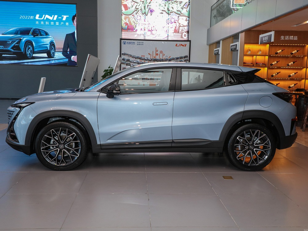 N&oacute;c của Changan Uni-T dốc về ph&iacute;a sau theo phong c&aacute;ch coupe