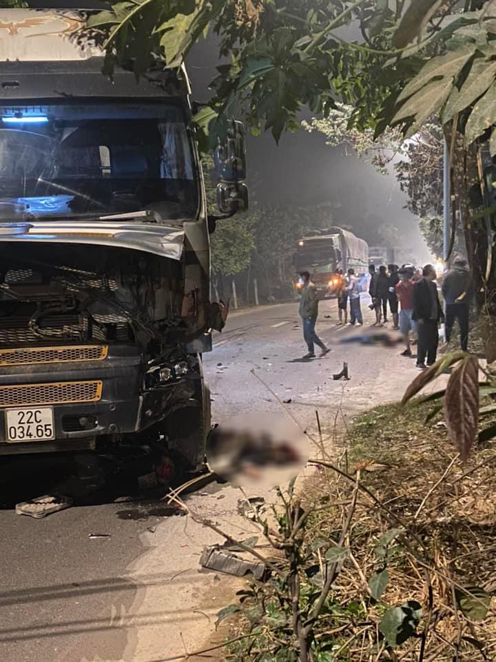 Cả hai phương tiện đều bị hư hỏng sau vụ tai nạn