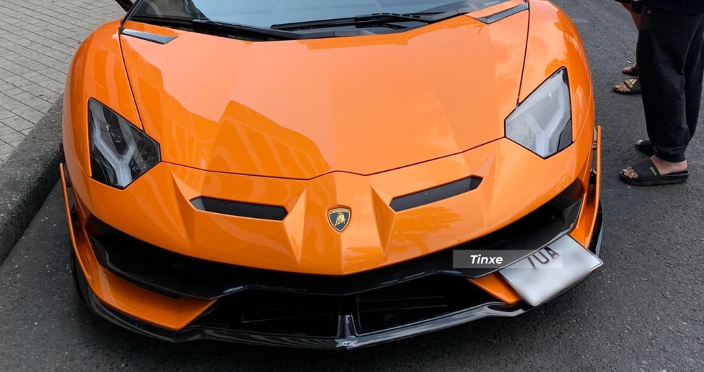Cận cảnh phối màu sơn đầu xe của Lamborghini Aventador SVJ Roadster mới về nước Cận cảnh phối màu sơn đầu xe của Lamborghini Aventador SVJ Roadster mới về nước